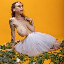 Nude