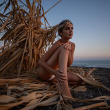 Nude
