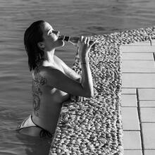  Nude