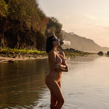  Nude