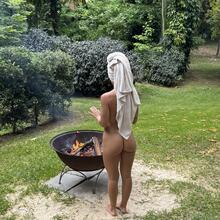  Nude