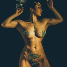  Nude