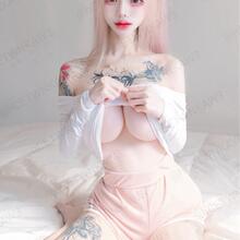  Nude