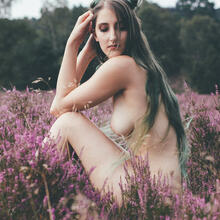  Nude