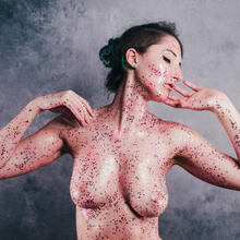  Nude