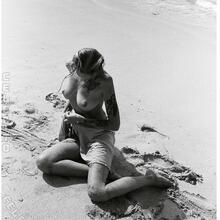  Nude
