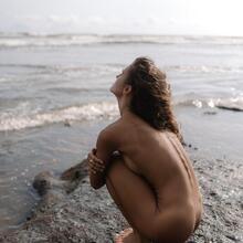  Nude