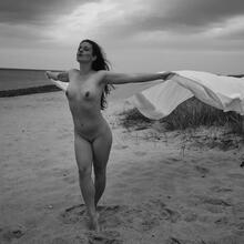  Nude
