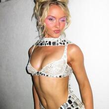  Nude