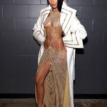  Nude