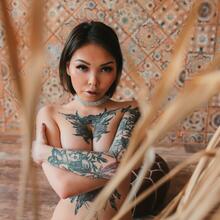  Nude