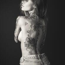  Nude