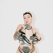  Nude