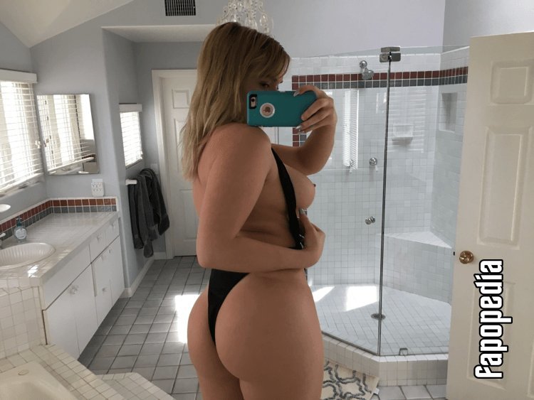 Zoie Burgher Nude OnlyFans Leaks