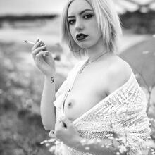  Nude