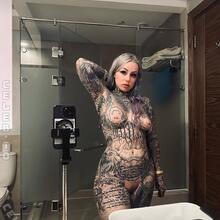  Nude