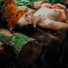  Nude