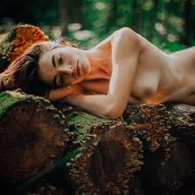  Nude