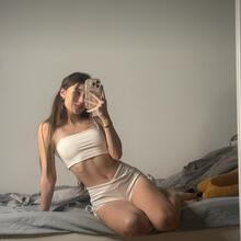  Nude